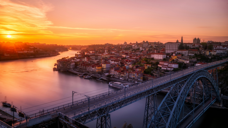 Cruzeiro privado ao entardecer no Douro